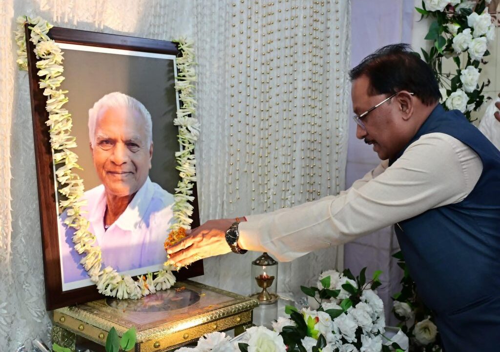 मुख्यमंत्री विष्णुदेव साय ने लोकतंत्र सेनानी स्वर्गीय महावीर प्रसाद जैन को दी श्रद्धांजलि
