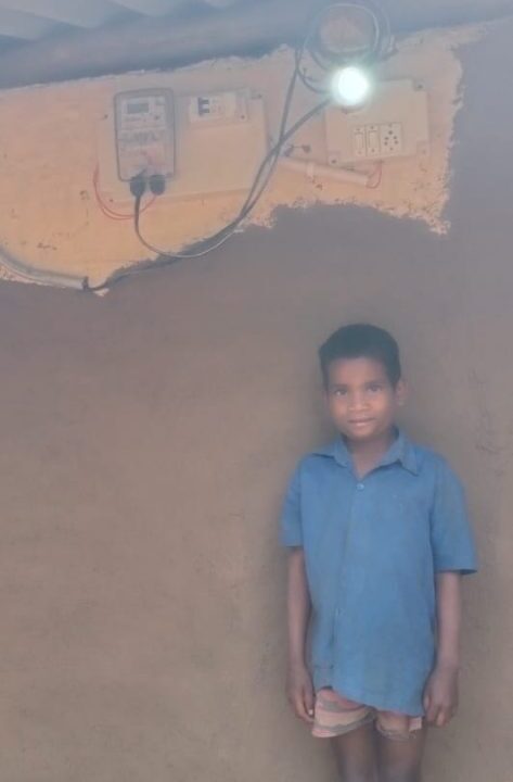 दशकों का अँधेरा टूटा, अबूझमाड़ के ईरपानार गाँव में पहली बार पहुँची बिजली