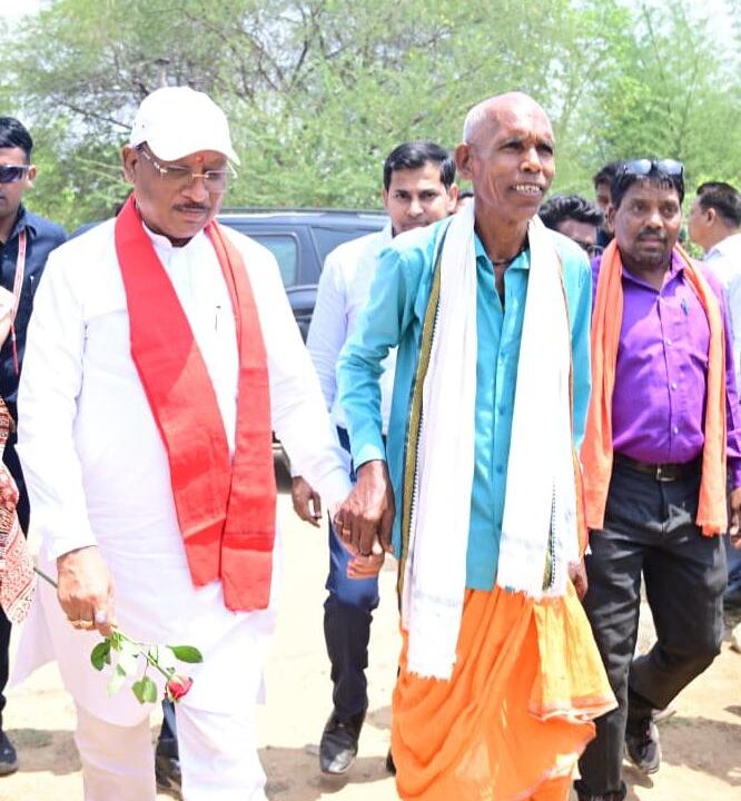 एक ग्रामीण का न्योता, मुख्यमंत्री का अपनापन – प्रधानमंत्री आवास से साकार हुआ सपना, मुख्यमंत्री ने कराया गृह प्रवेश
