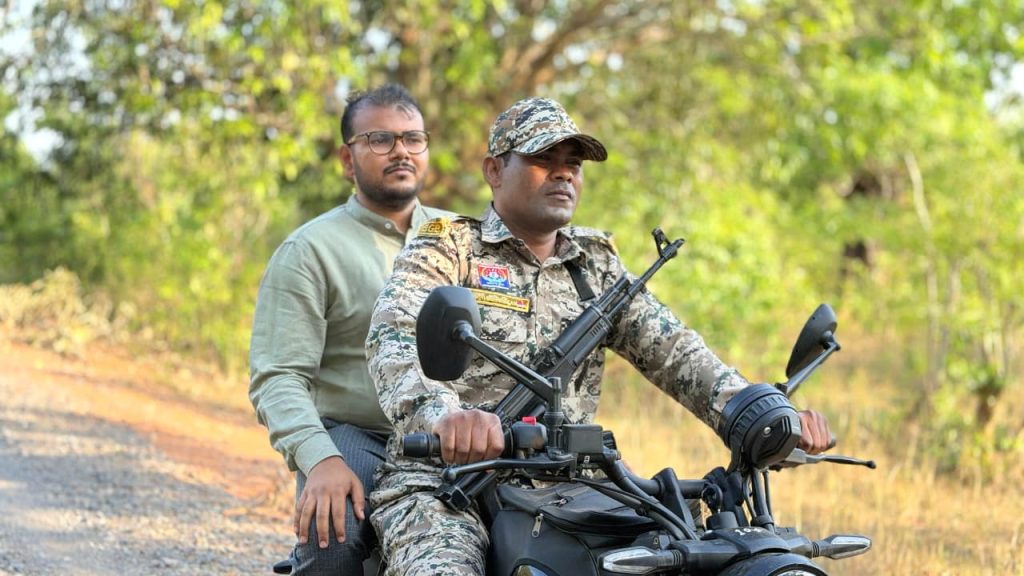 सुशासन की मोटरसाइकिल से दुर्गम पहाड़ों तक पहुँचे कलेक्टर-एसपी