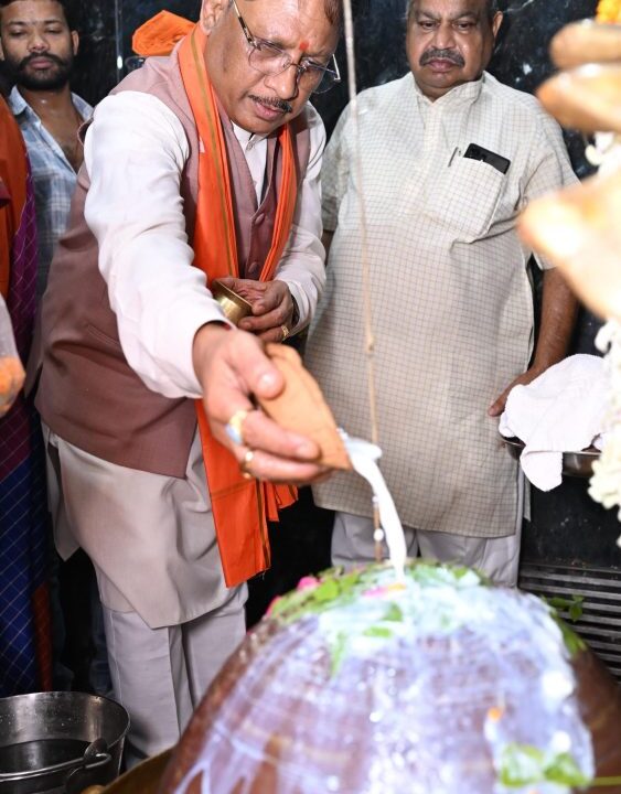 मुख्यमंत्री ने हाटकेश्वर महादेव मंदिर में पूजा-अर्चना कर प्रदेशवासियों के सुख समृद्धि की कामना की