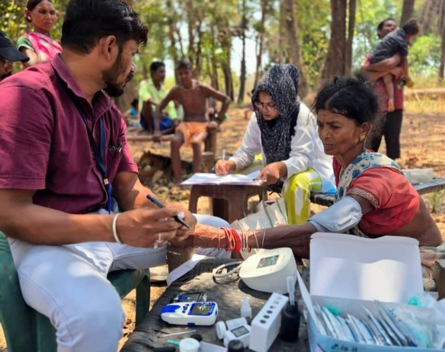 घने जंगलों और नदी-नालों को पार कर स्वास्थ्य दूतों ने बचाई दो मासूमों की जान