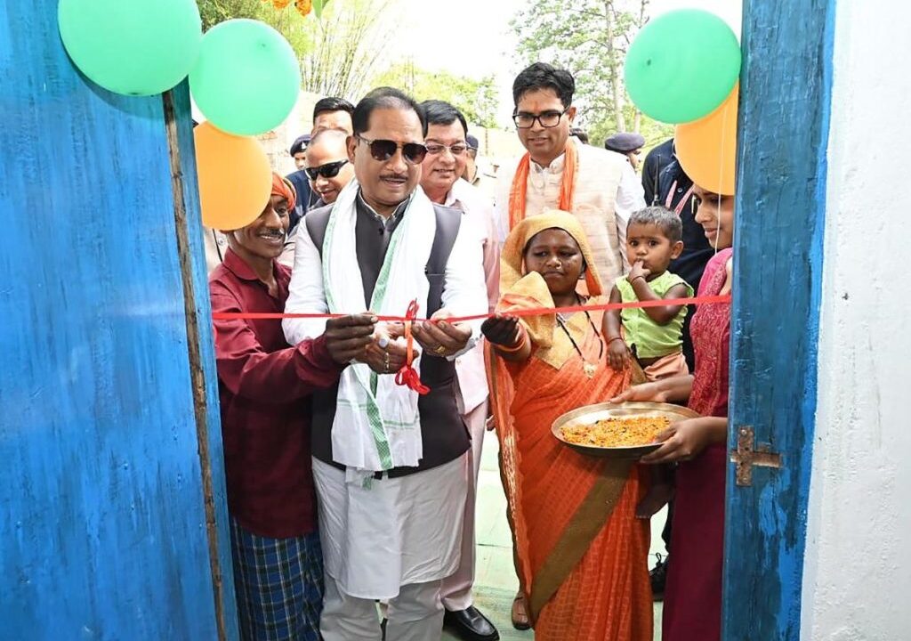 पक्के घर का सपना हुआ साकार : मुख्यमंत्री विष्णु देव साय ने लेमरू में हितग्राही धरम सिंह के नए आवास में कराया गृह प्रवेश