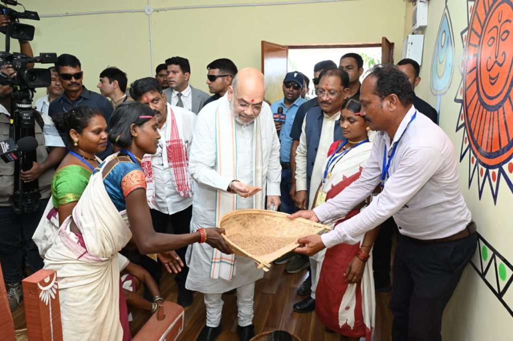 केंद्रीय गृहमंत्री  अमित शाह ने चखा बस्तर की इमली का स्वाद बोले यहां की इमली का स्वाद खट्टा नहीं बल्कि मीठा