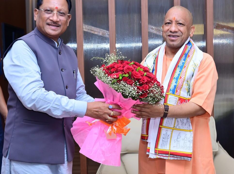मुख्यमंत्री ने उत्तर प्रदेश के मुख्यमंत्री योगी आदित्यनाथ का किया आत्मीय स्वागत