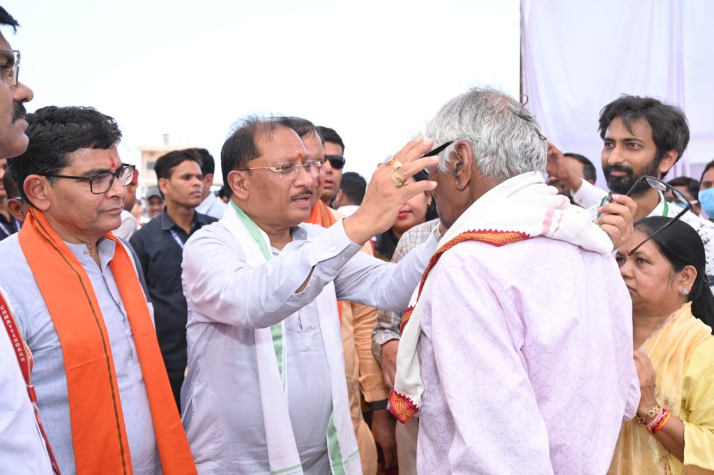 मुख्यमंत्री विष्णु देव साय ने हितग्राहियों को अपने हाथों से पहनाया नजर का चश्मा