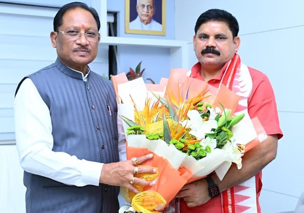 मुख्यमंत्री विष्णुदेव साय से केंद्रीय कोयला एवं खान राज्य मंत्री सतीश चंद्र दुबे ने की सौजन्य मुलाकात