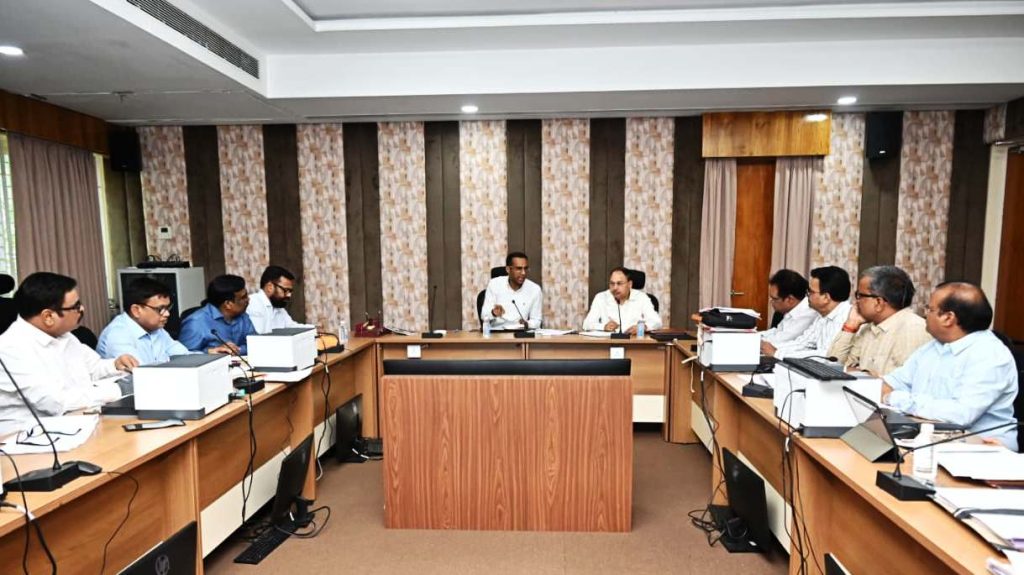 नगरीय निकाय से समन्वय कर शहर के बीच बनने वाली सड़कों में निर्माण के दौरान ही करें नाली, अंडरग्राउंड केबल, पाइपलाइन के लिए प्रावधान’