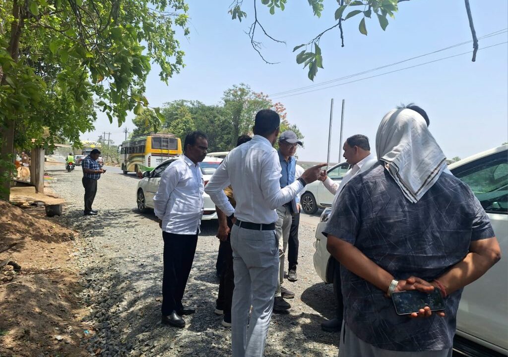 लोक निर्माण विभाग के सचिव ने सड़कों का काम देखा