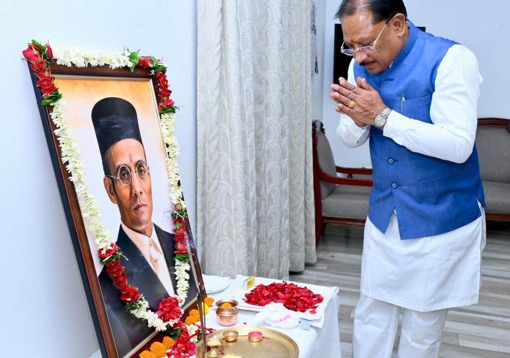 मुख्यमंत्री ने स्वातंत्र्यवीर विनायक दामोदर सावरकर की जयंती पर उन्हें किया नमन