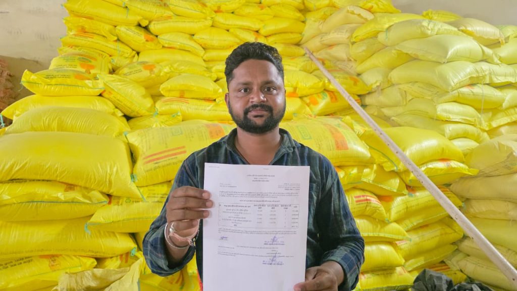 खरीफ सीजन में किसानों को समय पर मिल रही खाद, सखौली के किसान कमलेश ने जताया संतोष