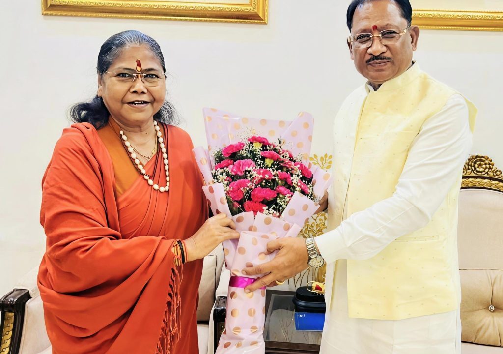 मुख्यमंत्री विष्णु देव साय से राष्ट्रीय पिछड़ा वर्ग आयोग की अध्यक्ष साध्वी निरंजन ज्योति ने की सौजन्य भेंट