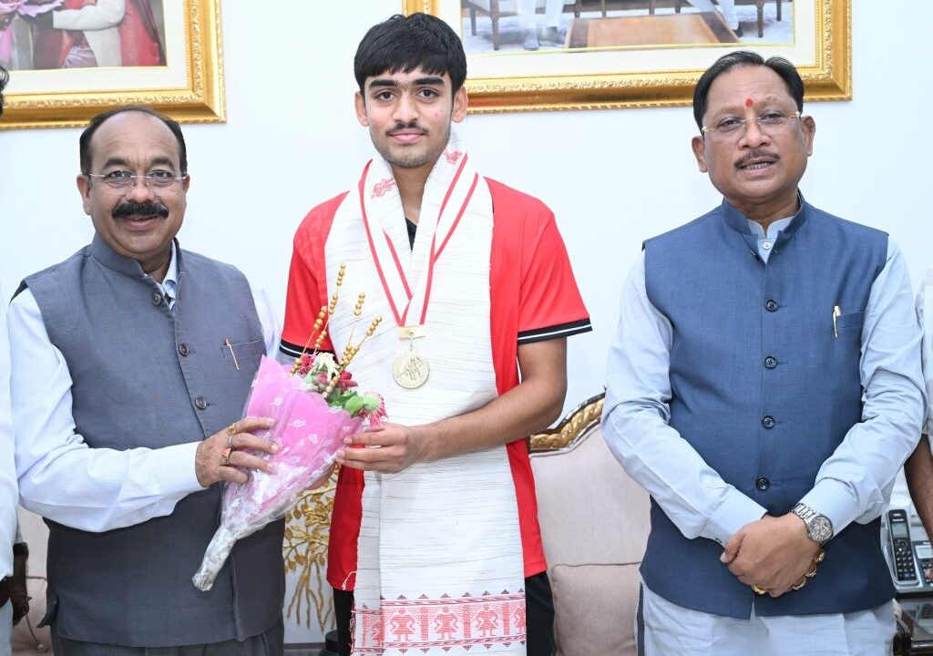 अंडर-18 एशिया कप विजेता हॉकी खिलाड़ी अवि मानिकपुरी ने मुख्यमंत्री विष्णुदेव साय से की सौजन्य भेंट