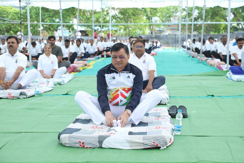 योग से शारीरिक व मानसिक विकास होता है, इसे जीवन में अपनाएं – मंत्री लखनलाल देवांगन