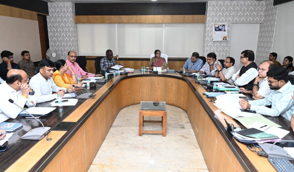 निर्माण और जन सुविधाएं विकसित करने के कार्यों को गति देने सक्रियता से करें मॉनिटरिंग – श्रीमती शंगीता आर.