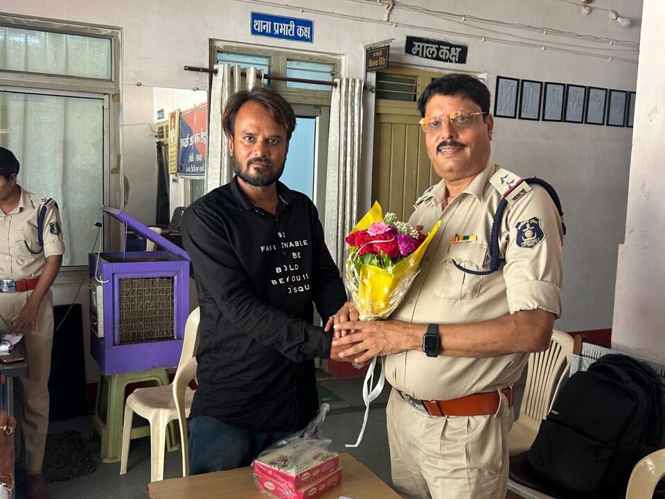 थाना प्रभारी विजय सिंह को जन्मदिन की बधाई शुभकामनाएं देने पहुंचे गुफरान खान