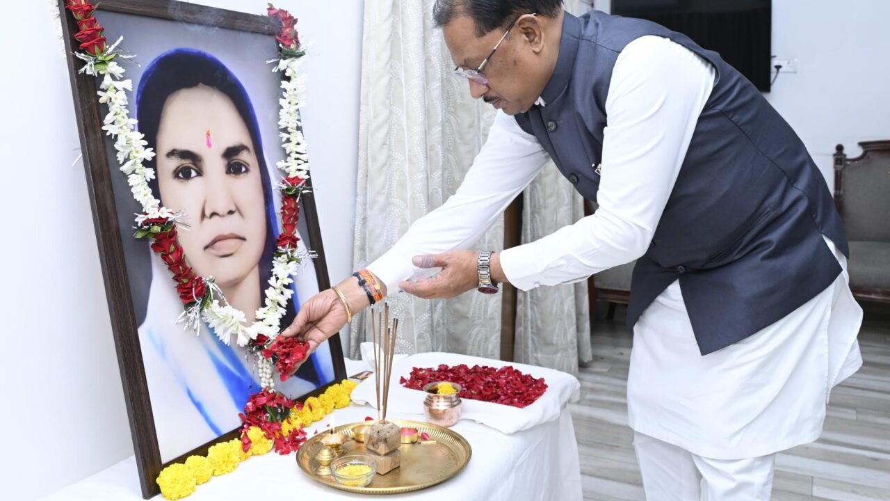 मुख्यमंत्री  साय ने छत्तीसगढ़ की प्रथम महिला सांसद और समाज सेविका मिनीमाता जी की पुण्यतिथि पर किया नमन